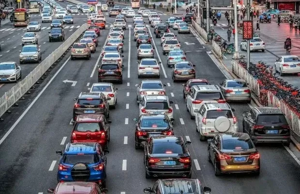 城市交通拥堵解决方案：七策略优化市区出行