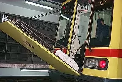 地铁紧急逃生梯使用步骤及注意事项