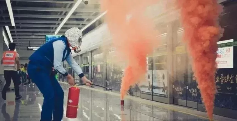 地铁紧急逃生连续滑步技巧详解